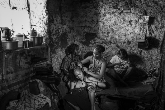 Z cyklu: Women's Bodies as Battlefields
fot. Cinzia Canneri / Association Camille Lepage / World Press Photo 2025



W 2017 roku Cinzia Canneri rozpoczęła dokumentowanie doświadczeń Erytrejek uciekających przed represyjnym reżimem swojego kraju. Po wybuchu wojny w regionie Tigraj w północnej Etiopii w 2020 roku, jej projekt rozszerzył się o historie kobiet z Tigraju, które zmuszone były opuścić swoje domy w wyniku zbrojnej inwazji. Obie grupy stały się celem systematycznej przemocy seksualnej – gwałtów, postrzałów, tortur – o której, z powodu społecznego tabu, ograniczonego dostępu do opieki zdrowotnej i trudności w dotarciu do ofiar, media informują zbyt rzadko. Ukazując historie i głosy ocalałych, projekt ten na nowo definiuje pojęcie odporności – jako złożonego, zbiorowego wysiłku w walce z bólem, traumą i stratą.