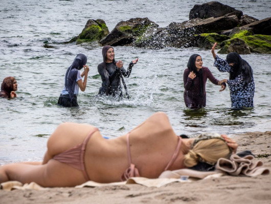 fot. Russ Rowland - Beach Day, finalista URBAN Photo Awards 2025: Single Pictures – Streets