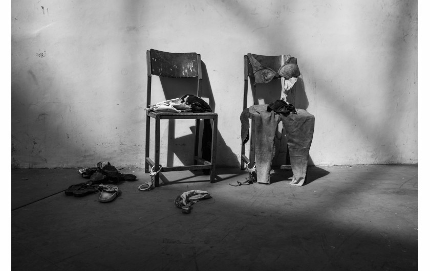 Z cyklu: Women's Bodies as Battlefields
fot. Cinzia Canneri / Association Camille Lepage / World Press Photo 2025



W 2017 roku Cinzia Canneri rozpoczęła dokumentowanie doświadczeń Erytrejek uciekających przed represyjnym reżimem swojego kraju. Po wybuchu wojny w regionie Tigraj w północnej Etiopii w 2020 roku, jej projekt rozszerzył się o historie kobiet z Tigraju, które zmuszone były opuścić swoje domy w wyniku zbrojnej inwazji. Obie grupy stały się celem systematycznej przemocy seksualnej – gwałtów, postrzałów, tortur – o której, z powodu społecznego tabu, ograniczonego dostępu do opieki zdrowotnej i trudności w dotarciu do ofiar, media informują zbyt rzadko. Ukazując historie i głosy ocalałych, projekt ten na nowo definiuje pojęcie odporności – jako złożonego, zbiorowego wysiłku w walce z bólem, traumą i stratą.