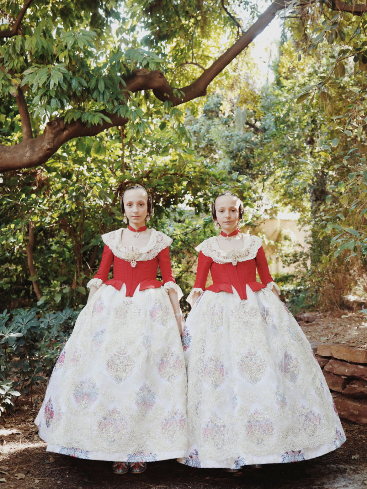 fot. Luisa Dörr, "Falleras", 1. miejsce w kategorii Portraits.
Kobiety i dziewczynki w tradycyjnych sukniach (Fallera), przywdzianych w okazji festiwalu Fallas de Valencia w Hiszpanii. Inspirowane strojami, jakie przed stuleciami kobiety nosiły na podmiejskich uprawach ryżu, z czasem stały się rozbuchanymi stylizacjami, których cena nierzadko przekracza 1000 euro.