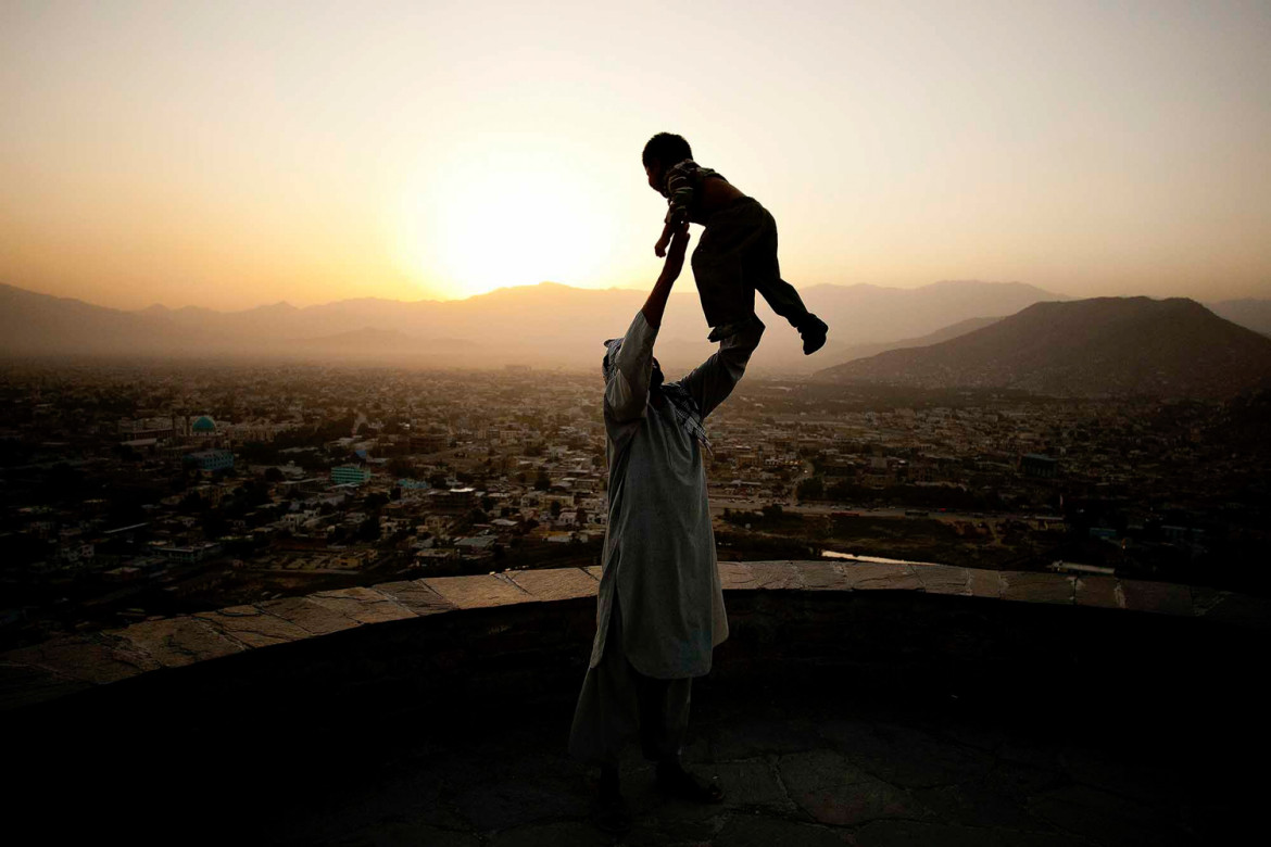 fot. Moe Zoyari | Mężczyzna bawi się z synem w Kabulu, w Afganistanie.