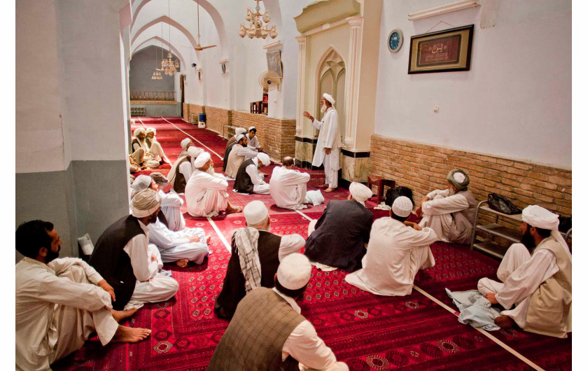 fot. Moe Zoyari | Afgańczycy słuchają duchownego po modlitwie w meczecie w Heracie, w Afganistanie.