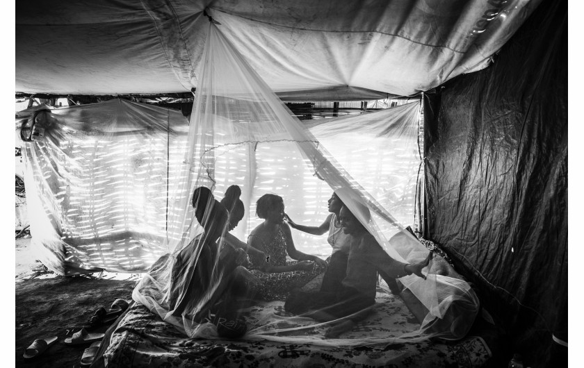 Z cyklu: Women's Bodies as Battlefields
fot. Cinzia Canneri / Association Camille Lepage / World Press Photo 2025



W 2017 roku Cinzia Canneri rozpoczęła dokumentowanie doświadczeń Erytrejek uciekających przed represyjnym reżimem swojego kraju. Po wybuchu wojny w regionie Tigraj w północnej Etiopii w 2020 roku, jej projekt rozszerzył się o historie kobiet z Tigraju, które zmuszone były opuścić swoje domy w wyniku zbrojnej inwazji. Obie grupy stały się celem systematycznej przemocy seksualnej – gwałtów, postrzałów, tortur – o której, z powodu społecznego tabu, ograniczonego dostępu do opieki zdrowotnej i trudności w dotarciu do ofiar, media informują zbyt rzadko. Ukazując historie i głosy ocalałych, projekt ten na nowo definiuje pojęcie odporności – jako złożonego, zbiorowego wysiłku w walce z bólem, traumą i stratą.