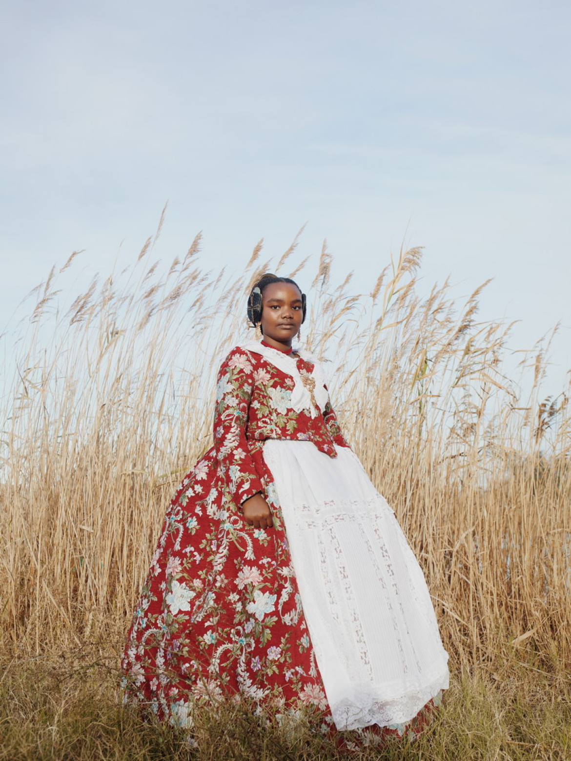 fot. Luisa Dörr, "Falleras", Nominacja w kategorii Portraits.
Kobiety i dziewczynki w tradycyjnych sukniach (Fallera), przywdzianych w okazji festiwalu Fallas de Valencia w Hiszpanii. Inspirowane strojami, jakie przed stuleciami kobiety nosiły na podmiejskich uprawach ryżu, z czasem stały się rozbuchanymi stylizacjami, których cena nierzadko przekracza 1000 euro.