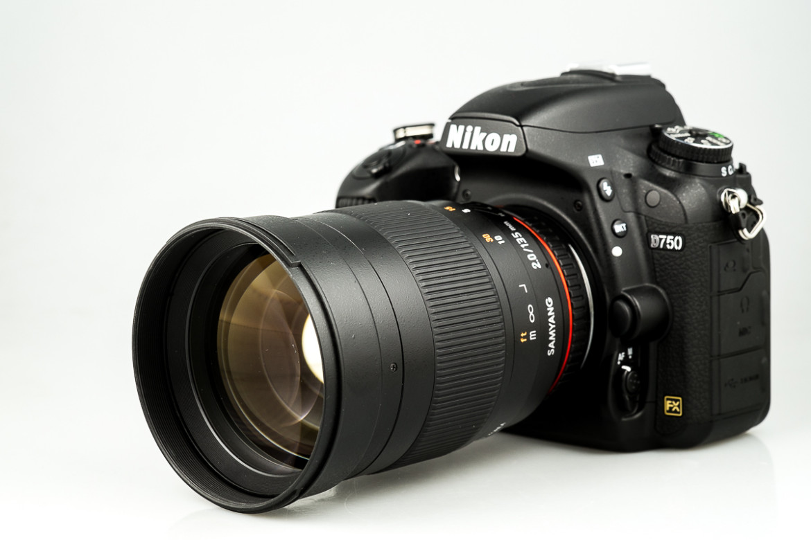 Samyang 135 mm f/2.0 ED UMC z aparatem Nikon D750