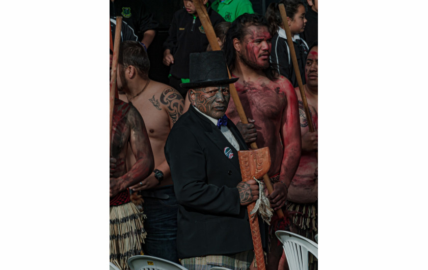 Z cyklu: Te Urewera – The Living Ancestor of Tūhoe People
fot. Tatsiana Chypsanava / Pulitzer Center, New Zealand Geographic / World Press Photo 2025



Lud Ngāi Tūhoe z regionu Te Urewera w Nowej Zelandii od zawsze pielęgnował swoją niezależność. Tūhoe nigdy nie utracili więzi ze swoim językiem i tożsamością kulturową, a przełomowe porozumienie z 2014 roku umożliwiło im zarządzanie ziemiami przodków zgodnie z własnymi wartościami. Najnowsze zmiany wprowadzone przez prawicowy rząd Nowej Zelandii są jednak postrzegane jako krok wstecz i zagrożenie dla wywalczonych wcześniej postępów w polityce wobec ludności rdzennej. Mimo to farma zarządzana przez Tataiwhetu Trust w Te Urewera stanowi inspirujący przykład odrodzenia kulturowego i ekologicznego dla młodszego pokolenia.
