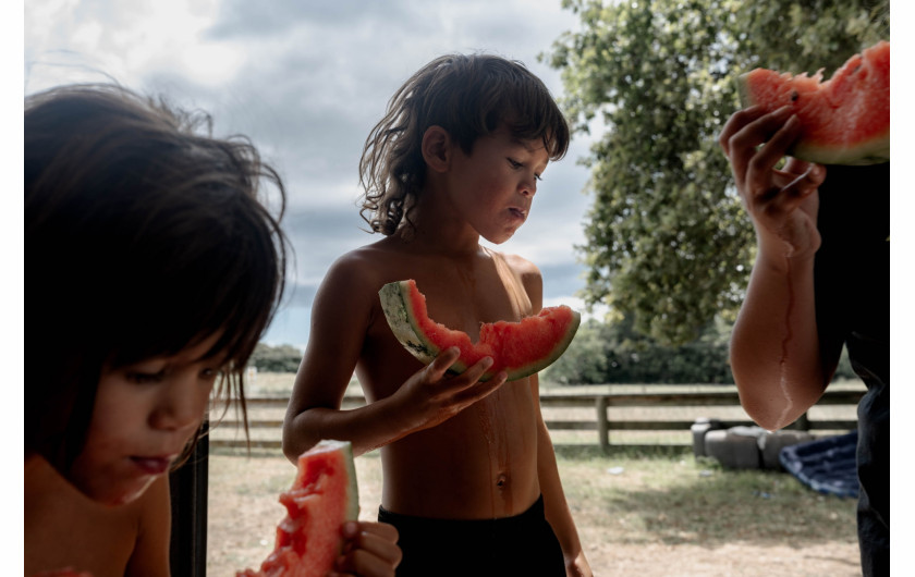 Z cyklu: Te Urewera – The Living Ancestor of Tūhoe People
fot. Tatsiana Chypsanava / Pulitzer Center, New Zealand Geographic / World Press Photo 2025



Lud Ngāi Tūhoe z regionu Te Urewera w Nowej Zelandii od zawsze pielęgnował swoją niezależność. Tūhoe nigdy nie utracili więzi ze swoim językiem i tożsamością kulturową, a przełomowe porozumienie z 2014 roku umożliwiło im zarządzanie ziemiami przodków zgodnie z własnymi wartościami. Najnowsze zmiany wprowadzone przez prawicowy rząd Nowej Zelandii są jednak postrzegane jako krok wstecz i zagrożenie dla wywalczonych wcześniej postępów w polityce wobec ludności rdzennej. Mimo to farma zarządzana przez Tataiwhetu Trust w Te Urewera stanowi inspirujący przykład odrodzenia kulturowego i ekologicznego dla młodszego pokolenia.
