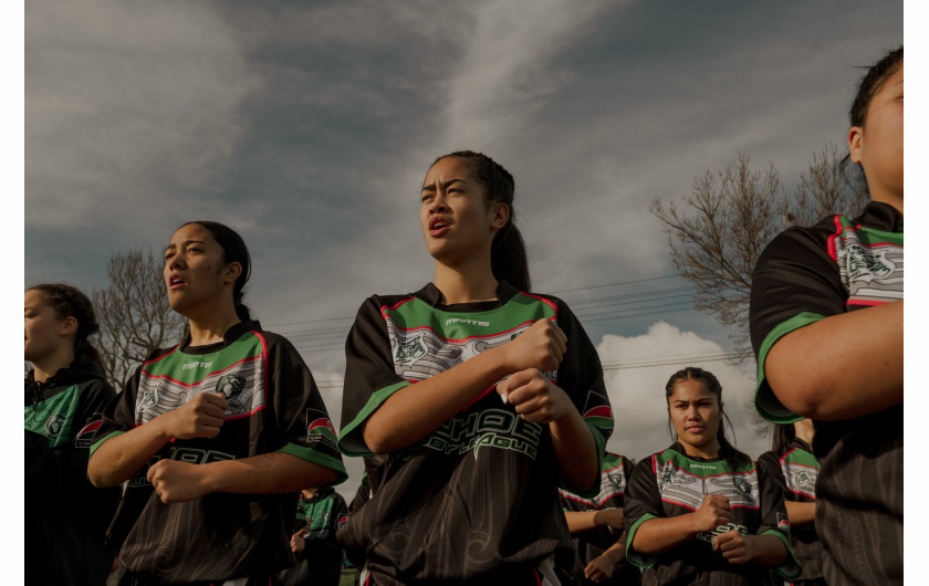 Z cyklu: Te Urewera – The Living Ancestor of Tūhoe People
fot. Tatsiana Chypsanava / Pulitzer Center, New Zealand Geographic / World Press Photo 2025



Lud Ngāi Tūhoe z regionu Te Urewera w Nowej Zelandii od zawsze pielęgnował swoją niezależność. Tūhoe nigdy nie utracili więzi ze swoim językiem i tożsamością kulturową, a przełomowe porozumienie z 2014 roku umożliwiło im zarządzanie ziemiami przodków zgodnie z własnymi wartościami. Najnowsze zmiany wprowadzone przez prawicowy rząd Nowej Zelandii są jednak postrzegane jako krok wstecz i zagrożenie dla wywalczonych wcześniej postępów w polityce wobec ludności rdzennej. Mimo to farma zarządzana przez Tataiwhetu Trust w Te Urewera stanowi inspirujący przykład odrodzenia kulturowego i ekologicznego dla młodszego pokolenia.
