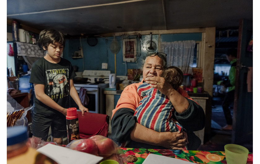 Z cyklu: Te Urewera – The Living Ancestor of Tūhoe People
fot. Tatsiana Chypsanava / Pulitzer Center, New Zealand Geographic / World Press Photo 2025



Lud Ngāi Tūhoe z regionu Te Urewera w Nowej Zelandii od zawsze pielęgnował swoją niezależność. Tūhoe nigdy nie utracili więzi ze swoim językiem i tożsamością kulturową, a przełomowe porozumienie z 2014 roku umożliwiło im zarządzanie ziemiami przodków zgodnie z własnymi wartościami. Najnowsze zmiany wprowadzone przez prawicowy rząd Nowej Zelandii są jednak postrzegane jako krok wstecz i zagrożenie dla wywalczonych wcześniej postępów w polityce wobec ludności rdzennej. Mimo to farma zarządzana przez Tataiwhetu Trust w Te Urewera stanowi inspirujący przykład odrodzenia kulturowego i ekologicznego dla młodszego pokolenia.
