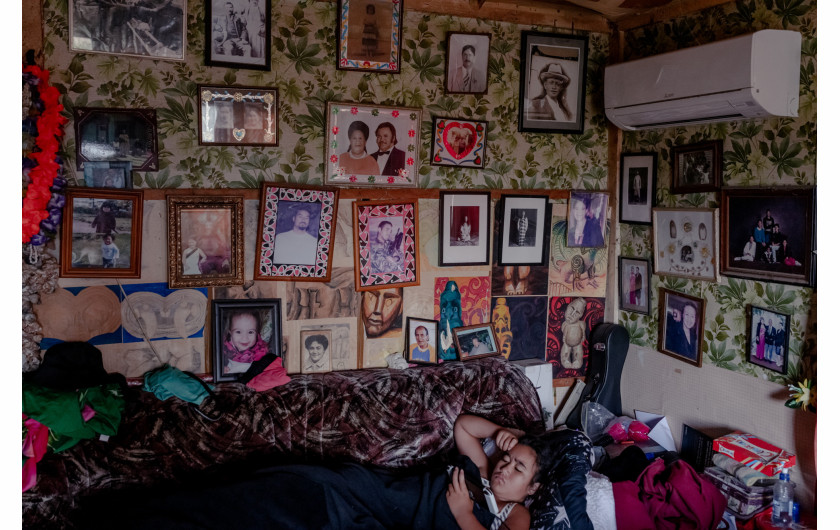 Z cyklu: Te Urewera – The Living Ancestor of Tūhoe People
fot. Tatsiana Chypsanava / Pulitzer Center, New Zealand Geographic / World Press Photo 2025



Lud Ngāi Tūhoe z regionu Te Urewera w Nowej Zelandii od zawsze pielęgnował swoją niezależność. Tūhoe nigdy nie utracili więzi ze swoim językiem i tożsamością kulturową, a przełomowe porozumienie z 2014 roku umożliwiło im zarządzanie ziemiami przodków zgodnie z własnymi wartościami. Najnowsze zmiany wprowadzone przez prawicowy rząd Nowej Zelandii są jednak postrzegane jako krok wstecz i zagrożenie dla wywalczonych wcześniej postępów w polityce wobec ludności rdzennej. Mimo to farma zarządzana przez Tataiwhetu Trust w Te Urewera stanowi inspirujący przykład odrodzenia kulturowego i ekologicznego dla młodszego pokolenia.
