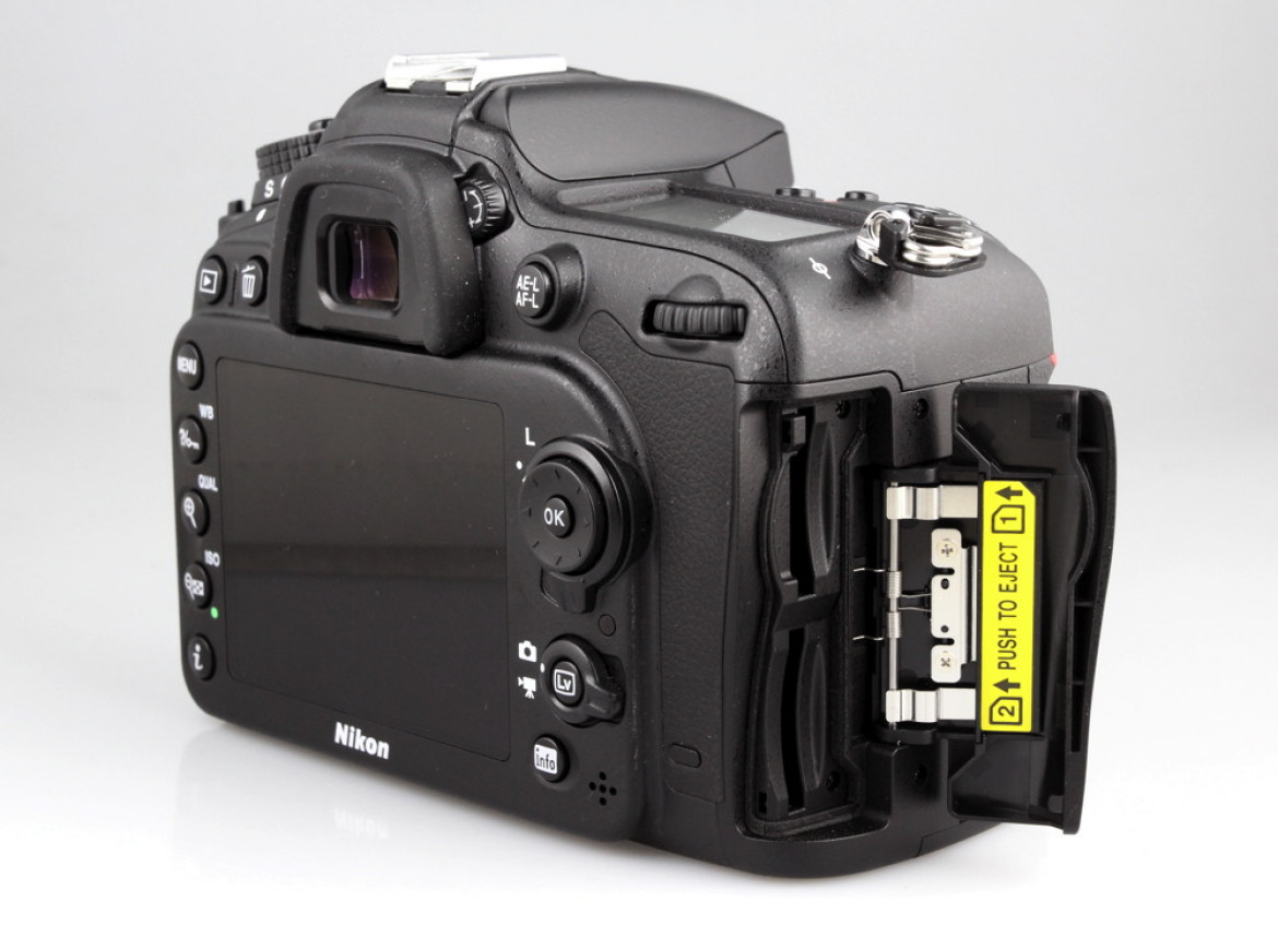 Nikon D7200 oferuje 2 wejścia na karty SD