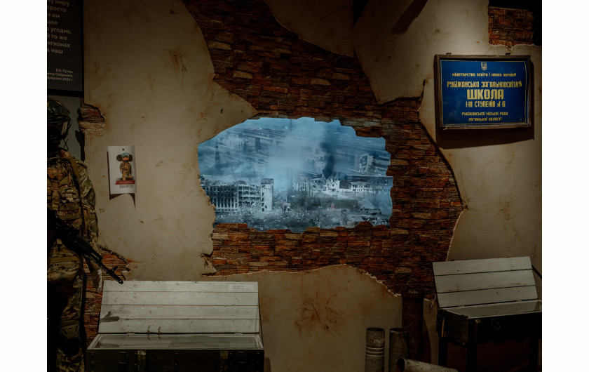 Z cyklu: It Smells of Smoke at Home
fot. Aliona Kardash / DOCKS Collective, for Stern Magazine / World Press Photo 2025



Zakaz działalności niezależnych mediów w Rosji oraz tłumienie protestów antywojennych stworzyły alternatywną rzeczywistość – z własną narracją o „specjalnej operacji wojskowej” w Ukrainie, która w istocie jest pełnoskalową inwazją. W tej historii Aliona Kardash – urodzona w Rosji, a obecnie mieszkająca w Niemczech – zastanawia się nad utratą domu i miłością do ludzi, którzy wierzą w zupełnie inną wersję wydarzeń. Podczas powrotnej wizyty w rodzinnych stronach próbuje uchwycić, jak wojna zmienia człowieka, a jednocześnie zachować wiarę, że więzi międzyludzkie są silniejsze niż siły, które nas dzielą.