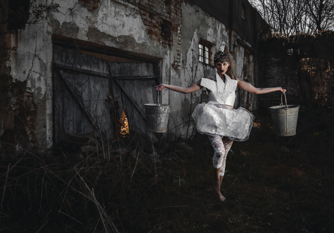 fot. Urszula Kaczor „Adventures in Wonderland“, "Dojrzała kobieta wchodzi w prawdziwe życie. Niby wszystko wie, niby wszystko rozumie a w finale okazuje się, że to wielka improwizacja. Stoję na rozwidleniu dróg. Idąc w lewo sprostam oczekiwaniom moich bliskich, natomiast idąc w prawo udam się w nieznane. Wybór wcale nie okazał się prosty. Pobiegłam ile sił w nogach prosto i teraz trzymam w ręku dwa wiadra. Jedno cięższe od drugiego.
Jak biec z dwoma wiadrami wypełnionymi po brzegi marzeniami?"