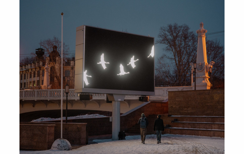 Z cyklu: It Smells of Smoke at Home
fot. Aliona Kardash / DOCKS Collective, for Stern Magazine / World Press Photo 2025



Zakaz działalności niezależnych mediów w Rosji oraz tłumienie protestów antywojennych stworzyły alternatywną rzeczywistość – z własną narracją o „specjalnej operacji wojskowej” w Ukrainie, która w istocie jest pełnoskalową inwazją. W tej historii Aliona Kardash – urodzona w Rosji, a obecnie mieszkająca w Niemczech – zastanawia się nad utratą domu i miłością do ludzi, którzy wierzą w zupełnie inną wersję wydarzeń. Podczas powrotnej wizyty w rodzinnych stronach próbuje uchwycić, jak wojna zmienia człowieka, a jednocześnie zachować wiarę, że więzi międzyludzkie są silniejsze niż siły, które nas dzielą.