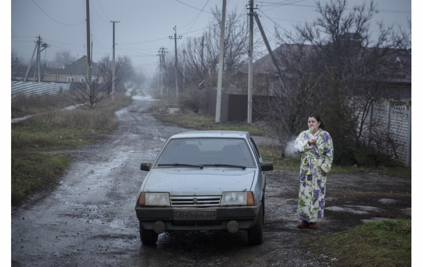 fot. Marek M. Berezowski, 1. miejsce w kat. Stories / Current Event 
Ukraiński Bachmut w wyniku rosyjskich ostrzałów pozostał bez mediów, pogrążył się w ciemności.
Niegdyś zielone miasto traciło kolejne drzewa ścinane na opał. W grudniu 2022 roku wolontariusze z
Kijowa uruchomili trzy tak zwane Punkty Niezłomności. Dzięki generatorom prądu i Starlinkom można
było w nich naładować telefony, połączyć się z internetem i dać znać rodzinie, że jeszcze się żyje. Pod
koniec zeszłego roku w mieście pozostawało około siedmiu tysięcy ludzi. To jedna dziesiąta stanu
sprzed wojny.