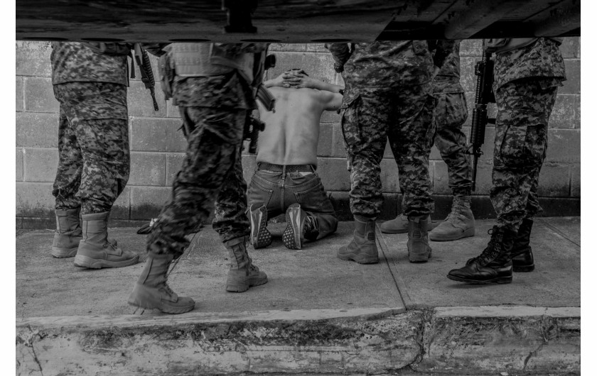 Z cyklu: Life and Death in a Country Without Constitutional Rights
fot. Carlos Barrera / El Faro, NPR / World Press Photo 2025



W 2022 roku prezydent Salwadoru Nayib Bukele oraz tamtejsze Zgromadzenie Ustawodawcze wprowadzili „stan wyjątkowy”, ograniczający podstawowe prawa obywateli, w tym wolność zgromadzeń, prywatność komunikacji oraz prawo do uczciwego procesu. Ten tymczasowy środek zaradczy, mający na celu walkę z przemocą gangów odpowiedzialnych za jedną z najwyższych na świecie liczbę zabójstw, został przedłużony już 35 razy (stan na marzec 2025 roku), przekształcając Salwador w kraj, w którym masowe aresztowania stały się codziennością. Więzienia są przepełnione, a doniesienia o nieludzkim traktowaniu, braku opieki medycznej, przemocy i zabójstwach są powszechne. Ten projekt skupia się na indywidualnych historiach i losach rodzin dotkniętych tą sytuacją, ukazując osobisty wymiar skutków prowadzonej polityki państwowej.