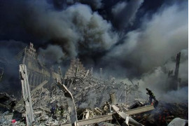 "Wydarzenie" 2. nagroda za reportaż, fot. James Nachtwey, USA, VII for Time. "Roztrzaskane", World Trade Center, Nowy Jork, 11 września.