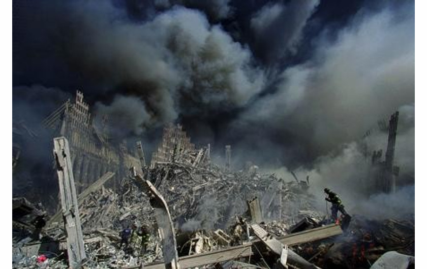 Wydarzenie 2. nagroda za reportaż, fot. James Nachtwey, USA, VII for Time. Roztrzaskane, World Trade Center, Nowy Jork, 11 września.