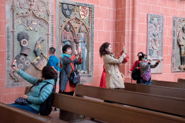 fot. Krzysztof Strzelecki, Taking selfies inside a church, 3. miejsce w kategorii Photojournalism