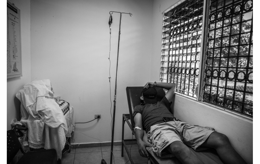 Z cyklu: Life and Death in a Country Without Constitutional Rights
fot. Carlos Barrera / El Faro, NPR / World Press Photo 2025



W 2022 roku prezydent Salwadoru Nayib Bukele oraz tamtejsze Zgromadzenie Ustawodawcze wprowadzili „stan wyjątkowy”, ograniczający podstawowe prawa obywateli, w tym wolność zgromadzeń, prywatność komunikacji oraz prawo do uczciwego procesu. Ten tymczasowy środek zaradczy, mający na celu walkę z przemocą gangów odpowiedzialnych za jedną z najwyższych na świecie liczbę zabójstw, został przedłużony już 35 razy (stan na marzec 2025 roku), przekształcając Salwador w kraj, w którym masowe aresztowania stały się codziennością. Więzienia są przepełnione, a doniesienia o nieludzkim traktowaniu, braku opieki medycznej, przemocy i zabójstwach są powszechne. Ten projekt skupia się na indywidualnych historiach i losach rodzin dotkniętych tą sytuacją, ukazując osobisty wymiar skutków prowadzonej polityki państwowej.