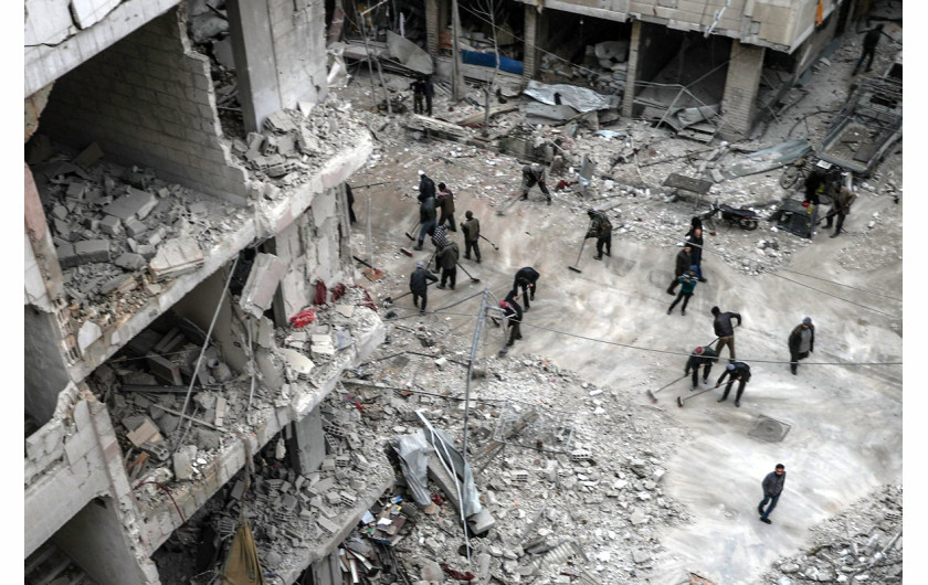 fot. Mohammed Badra, European Pressphoto Agency, Syria, No Exit, 2. miejsce w kategorii Spot News.

Mieszkańcy wschodniej Ghouty, podmiejskiej dzielnicy Damaszku i jednego z ostatnich bastionów syryjskich rebeliantów od 5 lat są pod oblężeniem sił rządowych. Podczas ostatniej ofensywy Ghouta stała się celem bombardowań i przynajmniej jednego ataku z użyciem gazu. Szacuje się, że między 18 lutego, a 3 marca 2018 roku zginęło 1005 osób, a 4829 zostało rannych. Zniszczono też 13 szpitali i klinik