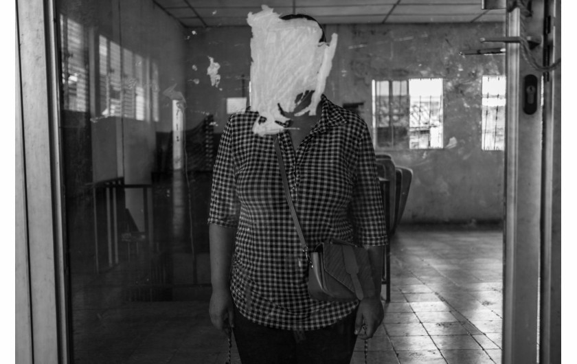 Z cyklu: Life and Death in a Country Without Constitutional Rights
fot. Carlos Barrera / El Faro, NPR / World Press Photo 2025



W 2022 roku prezydent Salwadoru Nayib Bukele oraz tamtejsze Zgromadzenie Ustawodawcze wprowadzili „stan wyjątkowy”, ograniczający podstawowe prawa obywateli, w tym wolność zgromadzeń, prywatność komunikacji oraz prawo do uczciwego procesu. Ten tymczasowy środek zaradczy, mający na celu walkę z przemocą gangów odpowiedzialnych za jedną z najwyższych na świecie liczbę zabójstw, został przedłużony już 35 razy (stan na marzec 2025 roku), przekształcając Salwador w kraj, w którym masowe aresztowania stały się codziennością. Więzienia są przepełnione, a doniesienia o nieludzkim traktowaniu, braku opieki medycznej, przemocy i zabójstwach są powszechne. Ten projekt skupia się na indywidualnych historiach i losach rodzin dotkniętych tą sytuacją, ukazując osobisty wymiar skutków prowadzonej polityki państwowej.