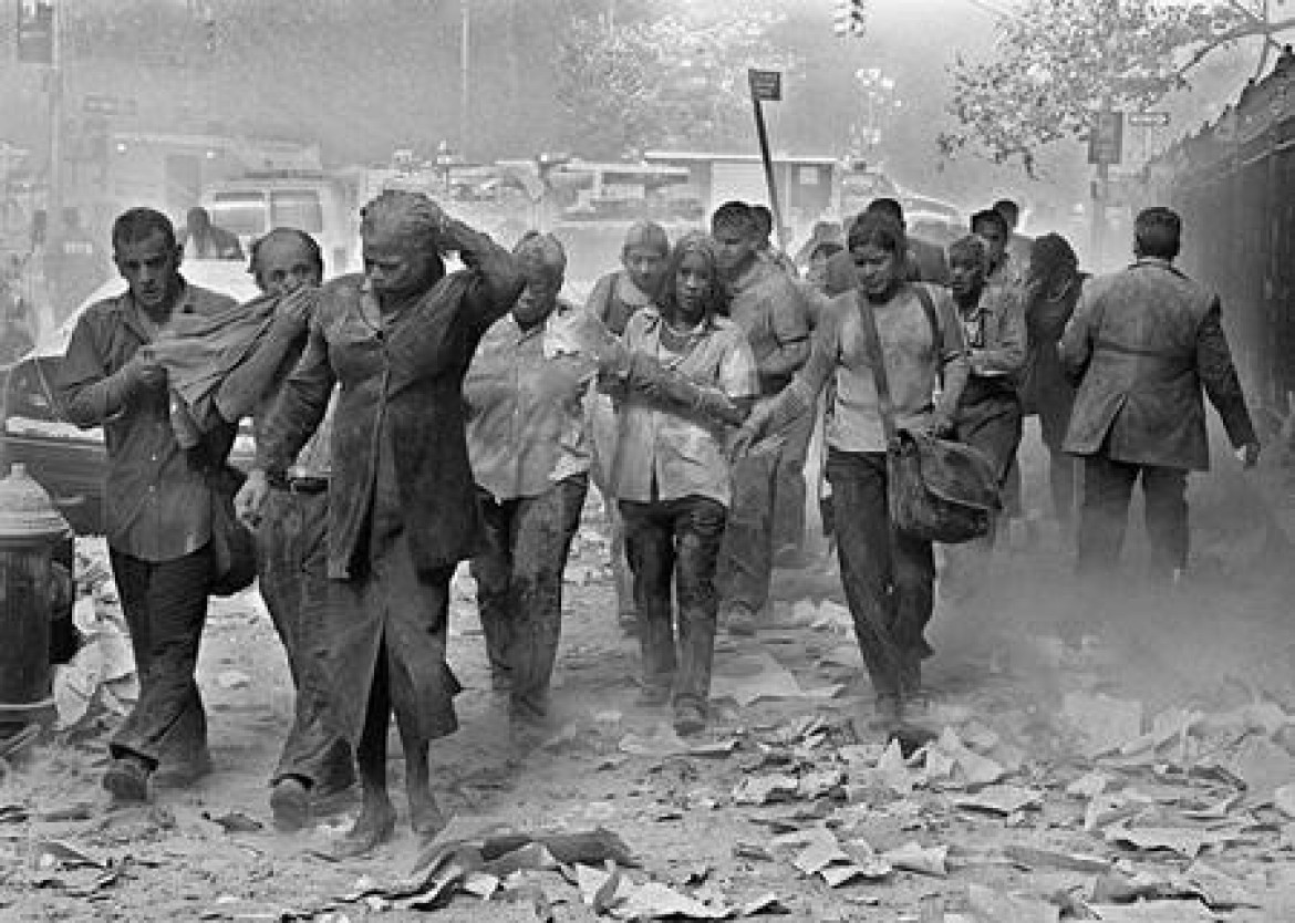"Ludzie w wiadomościach" 1. nagroda, fot. Gulnara Samoilova, USA, The Associated Press. Ocaleni po upadku wież World Trade Center, Nowy Jork, 11 września.