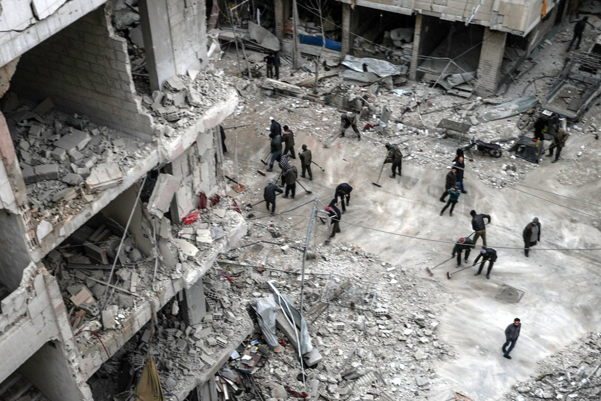fot. Mohammed Badra, European Pressphoto Agency, "Syria, No Exit", 2. miejsce w kategorii Spot News.

Mieszkańcy wschodniej Ghouty, podmiejskiej dzielnicy Damaszku i jednego z ostatnich bastionów syryjskich rebeliantów od 5 lat są pod oblężeniem sił rządowych. Podczas ostatniej ofensywy Ghouta stała się celem bombardowań i przynajmniej jednego ataku z użyciem gazu. Szacuje się, że między 18 lutego, a 3 marca 2018 roku zginęło 1005 osób, a 4829 zostało rannych. Zniszczono też 13 szpitali i klinik