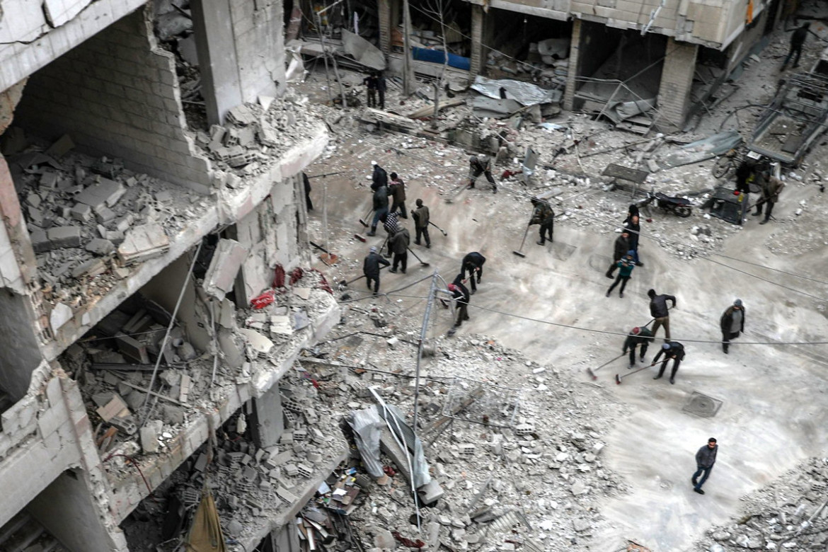 fot. Mohammed Badra, European Pressphoto Agency, "Syria, No Exit", 2. miejsce w kategorii Spot News.
Mieszkańcy wschodniej Ghouty, podmiejskiej dzielnicy Damaszku i jednego z ostatnich bastionów syryjskich rebeliantów od 5 lat są pod oblężeniem sił rządowych. Podczas ostatniej ofensywy Ghouta stała się celem bombardowań i przynajmniej jednego ataku z użyciem gazu. Szacuje się, że między 18 lutego, a 3 marca 2018 roku zginęło 1005 osób, a 4829 zostało rannych. Zniszczono też 13 szpitali i klinik