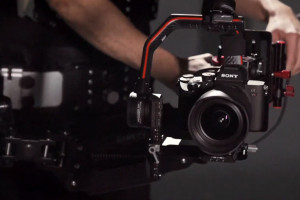 Przesuńcie się gimbale. Oto niedrogi steadicam do bezlusterkowców i lustrzanek