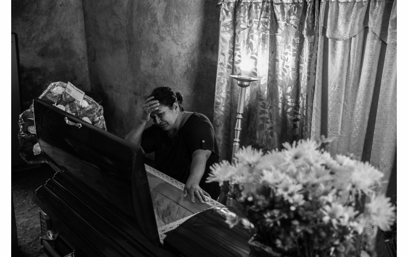 Z cyklu: Life and Death in a Country Without Constitutional Rights
fot. Carlos Barrera / El Faro, NPR / World Press Photo 2025



W 2022 roku prezydent Salwadoru Nayib Bukele oraz tamtejsze Zgromadzenie Ustawodawcze wprowadzili „stan wyjątkowy”, ograniczający podstawowe prawa obywateli, w tym wolność zgromadzeń, prywatność komunikacji oraz prawo do uczciwego procesu. Ten tymczasowy środek zaradczy, mający na celu walkę z przemocą gangów odpowiedzialnych za jedną z najwyższych na świecie liczbę zabójstw, został przedłużony już 35 razy (stan na marzec 2025 roku), przekształcając Salwador w kraj, w którym masowe aresztowania stały się codziennością. Więzienia są przepełnione, a doniesienia o nieludzkim traktowaniu, braku opieki medycznej, przemocy i zabójstwach są powszechne. Ten projekt skupia się na indywidualnych historiach i losach rodzin dotkniętych tą sytuacją, ukazując osobisty wymiar skutków prowadzonej polityki państwowej.