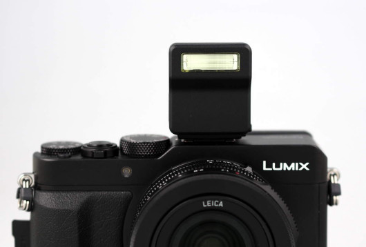 LX100 - flash ma stosunkowo mały palnik, jak na zewnętrzne akcesorium