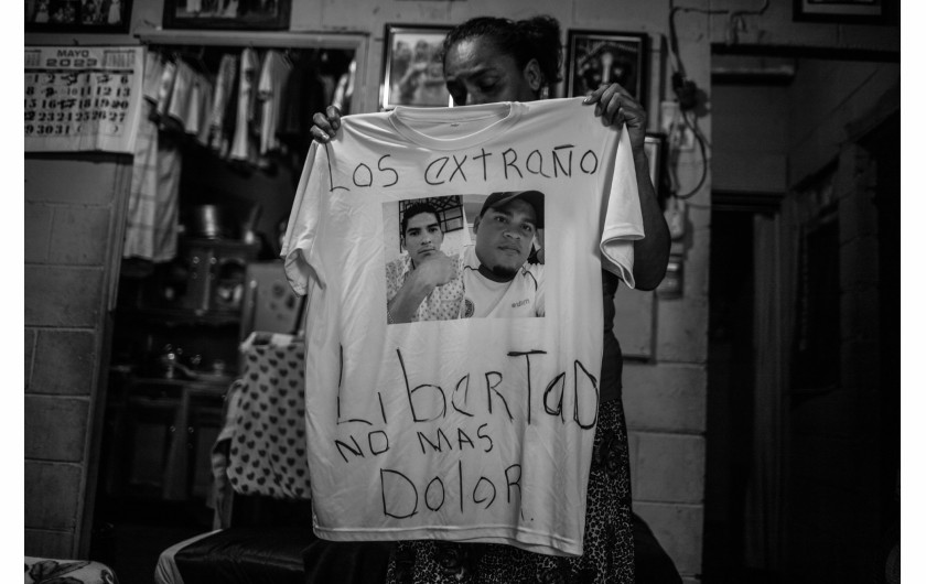 Z cyklu: Life and Death in a Country Without Constitutional Rights
fot. Carlos Barrera / El Faro, NPR / World Press Photo 2025



W 2022 roku prezydent Salwadoru Nayib Bukele oraz tamtejsze Zgromadzenie Ustawodawcze wprowadzili „stan wyjątkowy”, ograniczający podstawowe prawa obywateli, w tym wolność zgromadzeń, prywatność komunikacji oraz prawo do uczciwego procesu. Ten tymczasowy środek zaradczy, mający na celu walkę z przemocą gangów odpowiedzialnych za jedną z najwyższych na świecie liczbę zabójstw, został przedłużony już 35 razy (stan na marzec 2025 roku), przekształcając Salwador w kraj, w którym masowe aresztowania stały się codziennością. Więzienia są przepełnione, a doniesienia o nieludzkim traktowaniu, braku opieki medycznej, przemocy i zabójstwach są powszechne. Ten projekt skupia się na indywidualnych historiach i losach rodzin dotkniętych tą sytuacją, ukazując osobisty wymiar skutków prowadzonej polityki państwowej.