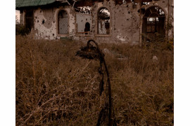 fot. Jędrzej Nowicki, 2. miejsce w kat. Stories / Current Events <br></br><br></br>
Wyzwolenie Iziumu 10 września 2022 roku stało się jednym z najważniejszych momentów trwającej
inwazji Rosji na Ukrainę. Ukraińskie wojsko po wkroczeniu do miasta odkryło nie tylko sale tortur w celach lokalnego komisariatu, ale też masowy grób na obrzeżach miasta, w którym pochowano
ponad 400 ciał. Ta historia to obraz tego, co wojna pozostawia po sobie. Choć wyzwolenie przynosi
nadzieję, to blizny nie zagoją się jeszcze długo..