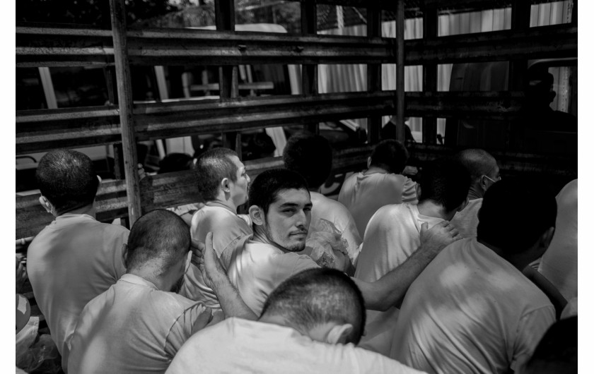 Z cyklu: Life and Death in a Country Without Constitutional Rights
fot. Carlos Barrera / El Faro, NPR / World Press Photo 2025



W 2022 roku prezydent Salwadoru Nayib Bukele oraz tamtejsze Zgromadzenie Ustawodawcze wprowadzili „stan wyjątkowy”, ograniczający podstawowe prawa obywateli, w tym wolność zgromadzeń, prywatność komunikacji oraz prawo do uczciwego procesu. Ten tymczasowy środek zaradczy, mający na celu walkę z przemocą gangów odpowiedzialnych za jedną z najwyższych na świecie liczbę zabójstw, został przedłużony już 35 razy (stan na marzec 2025 roku), przekształcając Salwador w kraj, w którym masowe aresztowania stały się codziennością. Więzienia są przepełnione, a doniesienia o nieludzkim traktowaniu, braku opieki medycznej, przemocy i zabójstwach są powszechne. Ten projekt skupia się na indywidualnych historiach i losach rodzin dotkniętych tą sytuacją, ukazując osobisty wymiar skutków prowadzonej polityki państwowej.