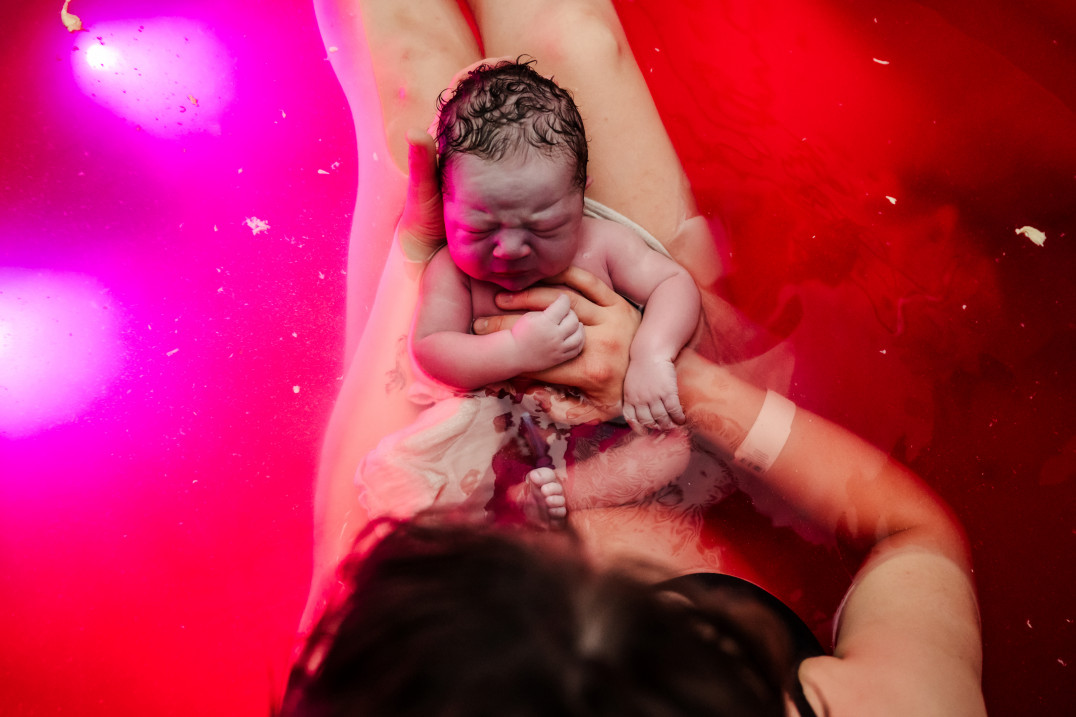 “To, co zobaczy na zdjęciach, stanie się jej historią” - wywiad z Anią Wibig, fotografką porodów