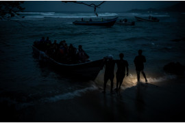 <strong>Z cyklu: "Paths of Desperate Hope"<br />
fot. Federico Ríos / World Press Photo 2025</strong>

<br /><br />

Projekt ten dokumentuje niebezpieczną drogę migrantów przemierzających Darién Gap – 100-kilometrowy odcinek gęstej dżungli łączącej Kolumbię i Panamę. Od 2021 roku trasę tę pokonało ponad milion osób. Wędrują z różnych zakątków świata: Afgańczycy uciekający przed rządami Talibów, Wenezuelczycy szukający schronienia przed załamaniem gospodarczym, Chińczycy uciekający przed autorytaryzmem i wielu innych – wszystkich łączy jedno: pragnienie lepszego życia. Ich historie są pełne zagrożeń – rwące rzeki, trudne, często nieprzejezdne tereny, a także ciągłe ryzyko przemocy i wykorzystywania. Wielu nie udaje się dotrzeć do celu. Ci, którym się powiedzie, stają dopiero na początku kolejnej trudnej drogi przez Amerykę Środkową i Meksyk w stronę Stanów Zjednoczonych.
