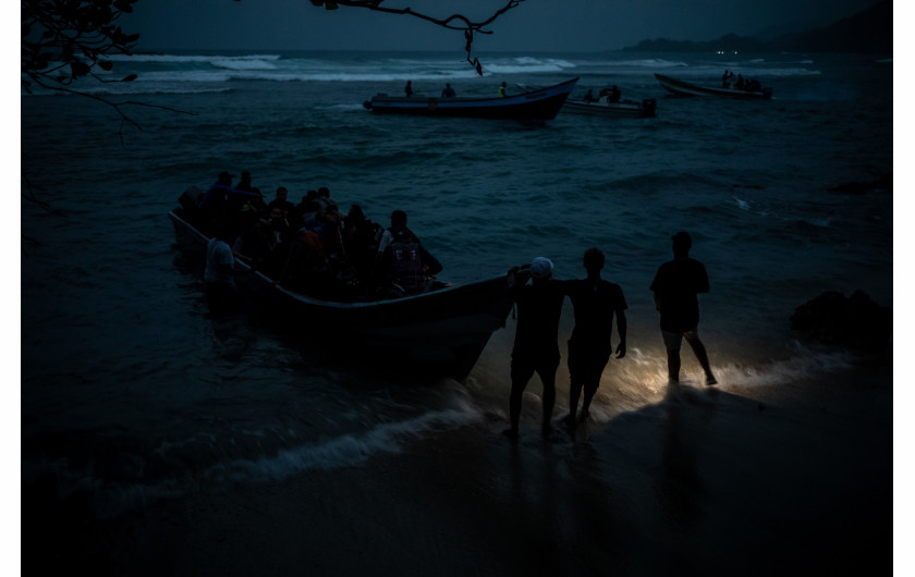 Z cyklu: Paths of Desperate Hope
fot. Federico Ríos / World Press Photo 2025



Projekt ten dokumentuje niebezpieczną drogę migrantów przemierzających Darién Gap – 100-kilometrowy odcinek gęstej dżungli łączącej Kolumbię i Panamę. Od 2021 roku trasę tę pokonało ponad milion osób. Wędrują z różnych zakątków świata: Afgańczycy uciekający przed rządami Talibów, Wenezuelczycy szukający schronienia przed załamaniem gospodarczym, Chińczycy uciekający przed autorytaryzmem i wielu innych – wszystkich łączy jedno: pragnienie lepszego życia. Ich historie są pełne zagrożeń – rwące rzeki, trudne, często nieprzejezdne tereny, a także ciągłe ryzyko przemocy i wykorzystywania. Wielu nie udaje się dotrzeć do celu. Ci, którym się powiedzie, stają dopiero na początku kolejnej trudnej drogi przez Amerykę Środkową i Meksyk w stronę Stanów Zjednoczonych.