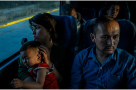 <strong>Z cyklu: "Paths of Desperate Hope"<br />
fot. Federico Ríos / World Press Photo 2025</strong>

<br /><br />

Projekt ten dokumentuje niebezpieczną drogę migrantów przemierzających Darién Gap – 100-kilometrowy odcinek gęstej dżungli łączącej Kolumbię i Panamę. Od 2021 roku trasę tę pokonało ponad milion osób. Wędrują z różnych zakątków świata: Afgańczycy uciekający przed rządami Talibów, Wenezuelczycy szukający schronienia przed załamaniem gospodarczym, Chińczycy uciekający przed autorytaryzmem i wielu innych – wszystkich łączy jedno: pragnienie lepszego życia. Ich historie są pełne zagrożeń – rwące rzeki, trudne, często nieprzejezdne tereny, a także ciągłe ryzyko przemocy i wykorzystywania. Wielu nie udaje się dotrzeć do celu. Ci, którym się powiedzie, stają dopiero na początku kolejnej trudnej drogi przez Amerykę Środkową i Meksyk w stronę Stanów Zjednoczonych.