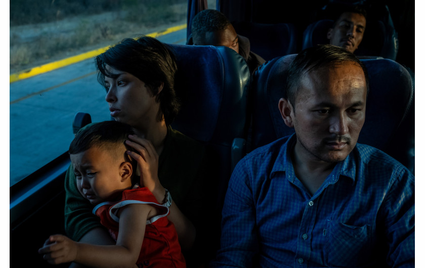 Z cyklu: Paths of Desperate Hope
fot. Federico Ríos / World Press Photo 2025



Projekt ten dokumentuje niebezpieczną drogę migrantów przemierzających Darién Gap – 100-kilometrowy odcinek gęstej dżungli łączącej Kolumbię i Panamę. Od 2021 roku trasę tę pokonało ponad milion osób. Wędrują z różnych zakątków świata: Afgańczycy uciekający przed rządami Talibów, Wenezuelczycy szukający schronienia przed załamaniem gospodarczym, Chińczycy uciekający przed autorytaryzmem i wielu innych – wszystkich łączy jedno: pragnienie lepszego życia. Ich historie są pełne zagrożeń – rwące rzeki, trudne, często nieprzejezdne tereny, a także ciągłe ryzyko przemocy i wykorzystywania. Wielu nie udaje się dotrzeć do celu. Ci, którym się powiedzie, stają dopiero na początku kolejnej trudnej drogi przez Amerykę Środkową i Meksyk w stronę Stanów Zjednoczonych.