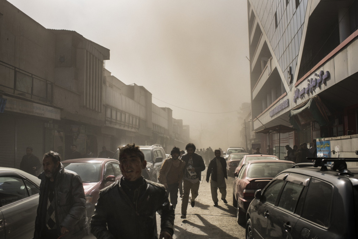 fot. Andrew Quilty, for The New York Times, "Ambulance Bomb", 3. miejsce w kategorii Spot News.
Afganistan, 27 stycznia 2018. Bomba ukryta w ambulansie zabiła 103 osoby i raniła kolejnych 235 na ulicach Kabulu. Kierowcy udało przedostać się przez punkt kontrolny i wysadzić samochód podczas pory obiadowej w okolicy centrum handlowego i budynków dyplomatycznych.