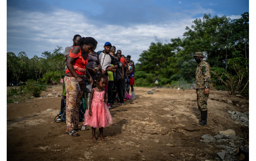 Z cyklu: Paths of Desperate Hope
fot. Federico Ríos / World Press Photo 2025



Projekt ten dokumentuje niebezpieczną drogę migrantów przemierzających Darién Gap – 100-kilometrowy odcinek gęstej dżungli łączącej Kolumbię i Panamę. Od 2021 roku trasę tę pokonało ponad milion osób. Wędrują z różnych zakątków świata: Afgańczycy uciekający przed rządami Talibów, Wenezuelczycy szukający schronienia przed załamaniem gospodarczym, Chińczycy uciekający przed autorytaryzmem i wielu innych – wszystkich łączy jedno: pragnienie lepszego życia. Ich historie są pełne zagrożeń – rwące rzeki, trudne, często nieprzejezdne tereny, a także ciągłe ryzyko przemocy i wykorzystywania. Wielu nie udaje się dotrzeć do celu. Ci, którym się powiedzie, stają dopiero na początku kolejnej trudnej drogi przez Amerykę Środkową i Meksyk w stronę Stanów Zjednoczonych.