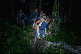 <strong>Z cyklu: "Paths of Desperate Hope"<br />
fot. Federico Ríos / World Press Photo 2025</strong>

<br /><br />

Projekt ten dokumentuje niebezpieczną drogę migrantów przemierzających Darién Gap – 100-kilometrowy odcinek gęstej dżungli łączącej Kolumbię i Panamę. Od 2021 roku trasę tę pokonało ponad milion osób. Wędrują z różnych zakątków świata: Afgańczycy uciekający przed rządami Talibów, Wenezuelczycy szukający schronienia przed załamaniem gospodarczym, Chińczycy uciekający przed autorytaryzmem i wielu innych – wszystkich łączy jedno: pragnienie lepszego życia. Ich historie są pełne zagrożeń – rwące rzeki, trudne, często nieprzejezdne tereny, a także ciągłe ryzyko przemocy i wykorzystywania. Wielu nie udaje się dotrzeć do celu. Ci, którym się powiedzie, stają dopiero na początku kolejnej trudnej drogi przez Amerykę Środkową i Meksyk w stronę Stanów Zjednoczonych.