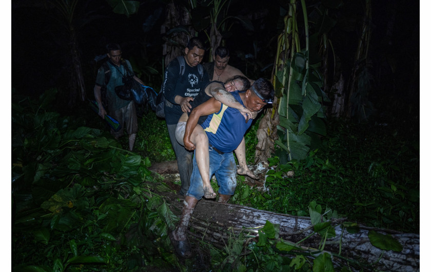 Z cyklu: Paths of Desperate Hope
fot. Federico Ríos / World Press Photo 2025



Projekt ten dokumentuje niebezpieczną drogę migrantów przemierzających Darién Gap – 100-kilometrowy odcinek gęstej dżungli łączącej Kolumbię i Panamę. Od 2021 roku trasę tę pokonało ponad milion osób. Wędrują z różnych zakątków świata: Afgańczycy uciekający przed rządami Talibów, Wenezuelczycy szukający schronienia przed załamaniem gospodarczym, Chińczycy uciekający przed autorytaryzmem i wielu innych – wszystkich łączy jedno: pragnienie lepszego życia. Ich historie są pełne zagrożeń – rwące rzeki, trudne, często nieprzejezdne tereny, a także ciągłe ryzyko przemocy i wykorzystywania. Wielu nie udaje się dotrzeć do celu. Ci, którym się powiedzie, stają dopiero na początku kolejnej trudnej drogi przez Amerykę Środkową i Meksyk w stronę Stanów Zjednoczonych.
