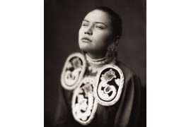fot. Shane Balkowitsch, na zdjęciu Aiyana Rayne "Burnstick". Z projektu Northern Plains Native Americans: A Modern Wet Plate Perspective