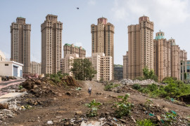fot. Suresh Naganathan / Decade of Change<br></br><br></br>
Naturalne wzgórze zostaje spłaszczone, aby wznieść na nim betonową dżunglę w jednym z ekskluzywnych miasteczek w północnym Bombaju.