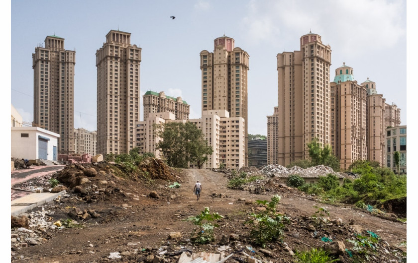 fot. Suresh Naganathan / Decade of Change
Naturalne wzgórze zostaje spłaszczone, aby wznieść na nim betonową dżunglę w jednym z ekskluzywnych miasteczek w północnym Bombaju.