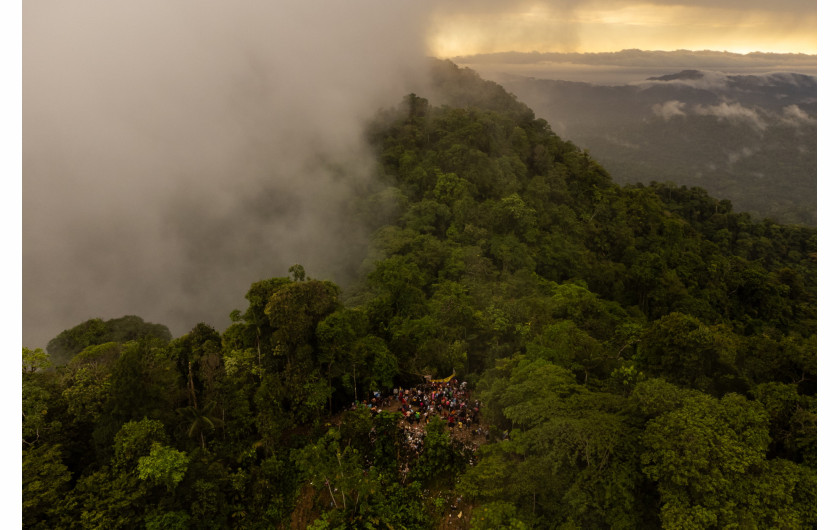 Z cyklu: Paths of Desperate Hope
fot. Federico Ríos / World Press Photo 2025



Projekt ten dokumentuje niebezpieczną drogę migrantów przemierzających Darién Gap – 100-kilometrowy odcinek gęstej dżungli łączącej Kolumbię i Panamę. Od 2021 roku trasę tę pokonało ponad milion osób. Wędrują z różnych zakątków świata: Afgańczycy uciekający przed rządami Talibów, Wenezuelczycy szukający schronienia przed załamaniem gospodarczym, Chińczycy uciekający przed autorytaryzmem i wielu innych – wszystkich łączy jedno: pragnienie lepszego życia. Ich historie są pełne zagrożeń – rwące rzeki, trudne, często nieprzejezdne tereny, a także ciągłe ryzyko przemocy i wykorzystywania. Wielu nie udaje się dotrzeć do celu. Ci, którym się powiedzie, stają dopiero na początku kolejnej trudnej drogi przez Amerykę Środkową i Meksyk w stronę Stanów Zjednoczonych.