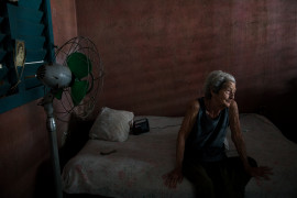 fot. Oded Wagenstein, Tereza Boniza w swoim domu, Cienfuegos, Kuba, Grudzień 2016. Na ścianie (po lewej) wisi zdjęcie jej matki z czasów młodości. "Myślę, że bycie optymistą wychodzi ci na lepsze, gdy stajesz się coraz starszy", powiedziała mi, jakby czuła potrzebę zachęcenia mnie. - "Ale ostatnio uważam, że to trudne."
