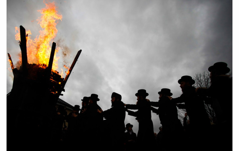 fot. Jakub Porzycki / Gazeta Wyborcza Kraków, 2. miejsce w kategorii Kultura i Rozrywka. Co roku ortodoksyjni Żydzi z różnych zakątków świata przyjeżdżają do Lelowa na Śląsku, do grobu Cadyka Dawida Bidermana. Podczas kilku dni modlą się, tańczą i śpiewają.